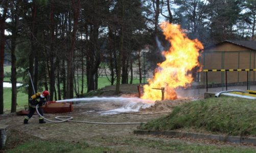 Pożar LNG. Akcja ratownicza pod kontrolą specjalistów