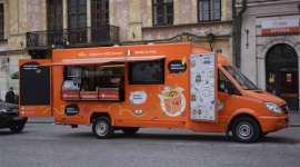 Makarunowy food truck przygotowany na oblężenie BIZNES, Firma - Już jest! Na ulice właśnie wyjechał mercedes wśród food trucków, serwujący makarunowe przysmaki. Klienci z miast i miasteczek, do których dojedzie, będą mieli okazję spróbować spaghetti wyprodukowanego według włoskiej receptury, a inwestorzy okazję na bardzo opłacalny biznes.