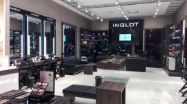 Salon INGLOT w Wola Parku - miejscem makijażowych inspiracji BIZNES, Firma - W Wola Parku po relokacji otworzył się salon INGLOT. Oryginalne i komfortowe wnętrze salonu zostało zaprojektowane z dbałością o każdy detal, aby w wersji finalnej stworzyć miejsce w pełni dostosowane do potrzeb klientów.