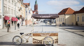 Dzwonią ludzie z całej Polski, pytają o riksze w kogutki BIZNES, Firma - Riksza z lodami na Kasprowym Wierchu? To możliwe tylko „U Lodziarzy” z Podlasia. Firma wypuściła właśnie na rynek designerski model rikszy, zdobiony pięknymi ornamentami, jakie zobaczyć można przy oknach podbiałostockich starych chat.