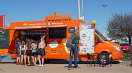 Trafiona lokalizacja makarunowego Food Trucka BIZNES, Firma - Pomarańczowy punkt, który z daleka widać pod krakowską galerią M1 to Food Truck marki Makarun Spaghetti and Salad. Błyszczący nowością mercedes serwuje jej klientom włoskie pasty na wynos.