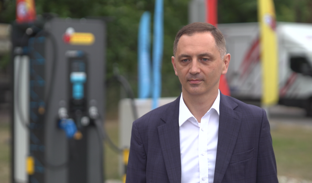 Biedronka w tym roku postawi na swoich parkingach 150 stacji ładowania elektryków. Do końca 2024 roku będzie ich 600 w całej Polsce